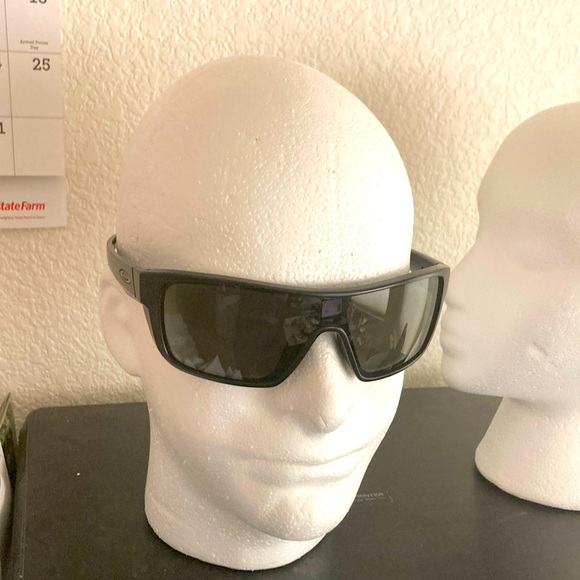 Oakley straight back matte blk no case